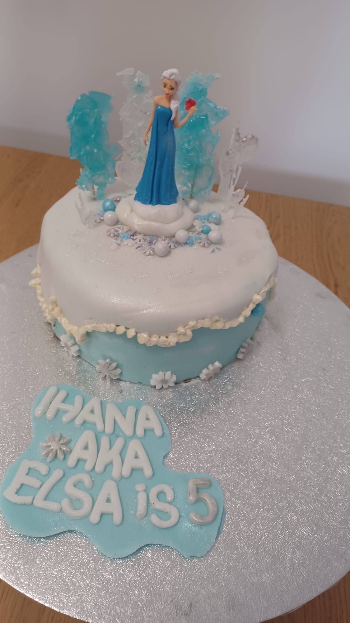 Fresh cream birthday cakes in Bedford and Milton Keynes, vegetarian and Halal