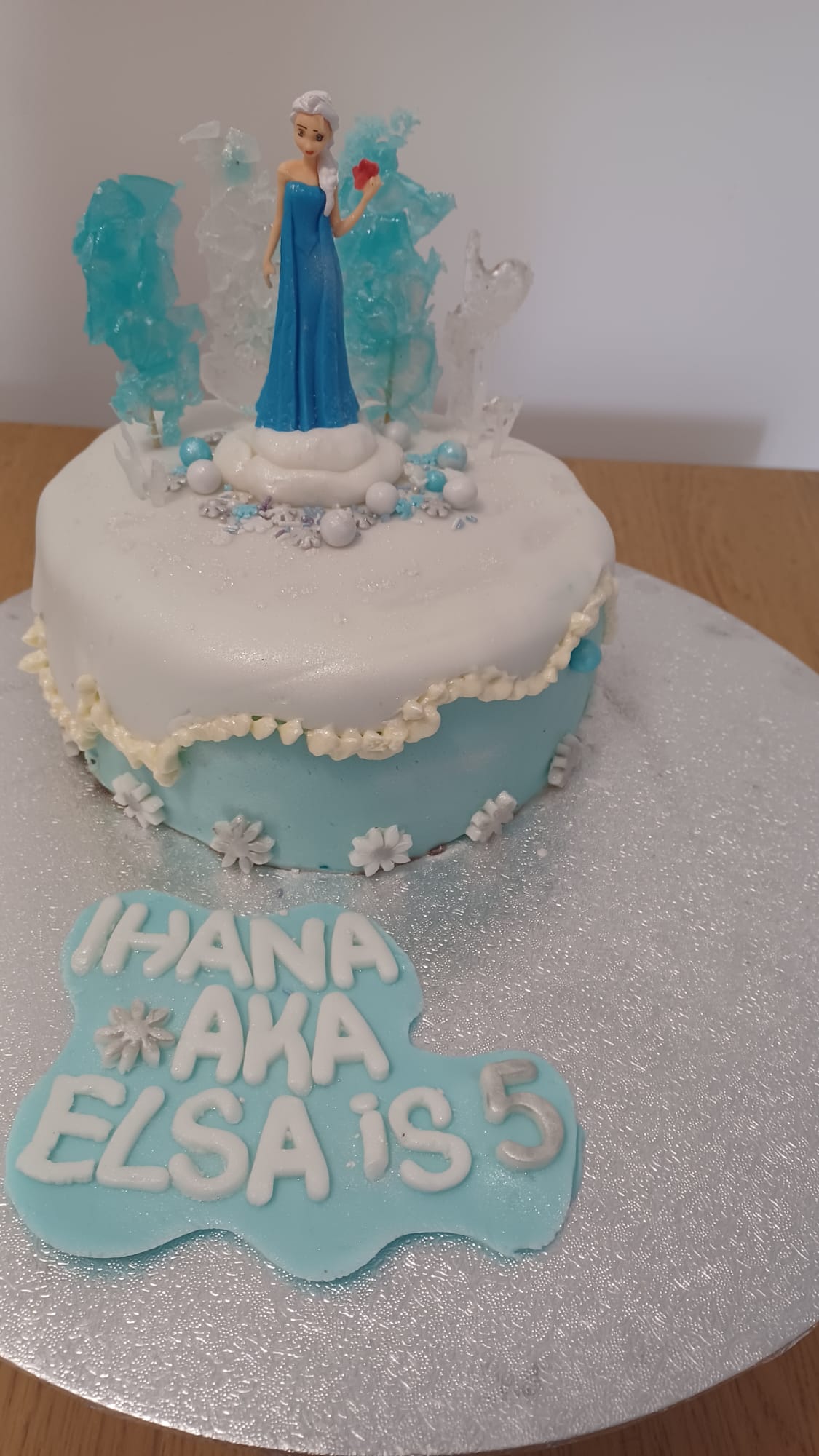 Fresh cream birthday cakes in Bedford and Milton Keynes, vegetarian and Halal