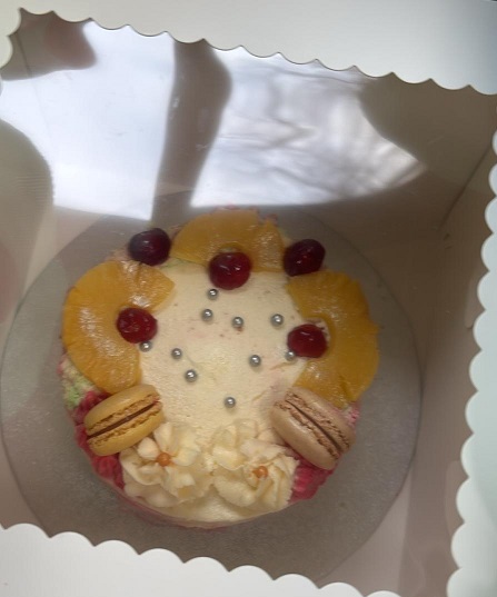 Fresh cream birthday cakes in Bedford and Milton Keynes, vegetarian and Halal